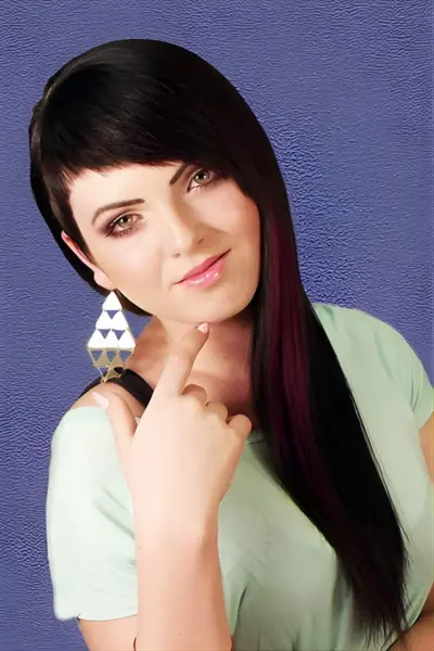 Krátko strihaný bok a vyrazne šikmá ofina v dlhých vlasoch z kadernictva Môj salón Bratislava