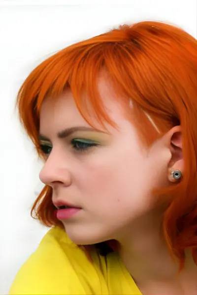 Ryšavá farba a polodlhý strih s buzzcutt na boku z kaderníctva Môj salón Bratislava