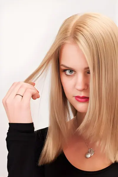 Zlatistá blond farba vlasov z kaderníctva Môj salón Bratislava