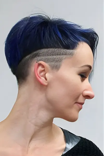 Hair tattoo v krátkom účese s modrým melírom z kaderníctva Môj salón Bratislava