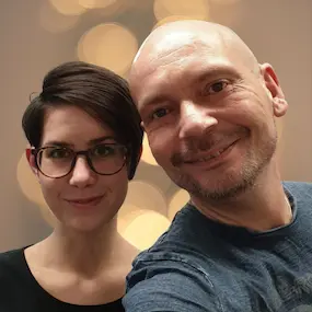 Kaderník Simon so zákazníčkou