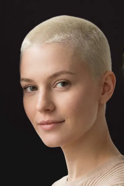 Môj salón Bratislava - biele vlasy a buzzcut